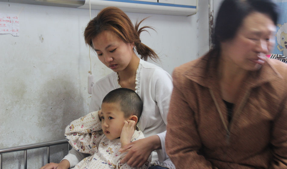 骨穿刺之后的小彬嫻心理產(chǎn)生了恐懼感，面對前來看望她的好心人士她會叫著捂上耳朵，使勁往媽媽的身體里躲，她總害怕自己再次承受那樣的疼痛。小彬嫻每一次這樣的舉動都深深刺痛著家人的心，他們不想讓孩子如此痛苦，又不想放棄治療，因?yàn)獒t(yī)生說小彬嫻病情的治愈率挺高的，他們一定要陪孩子堅(jiān)強(qiáng)地區(qū)戰(zhàn)勝病魔。