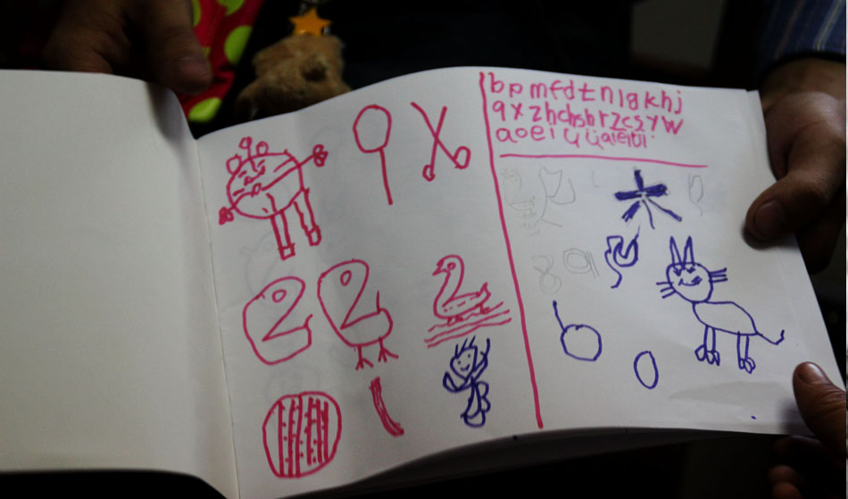 她還記得老師教給她的東西，或許她的畫中隱藏著小小的內(nèi)心深處的期盼。