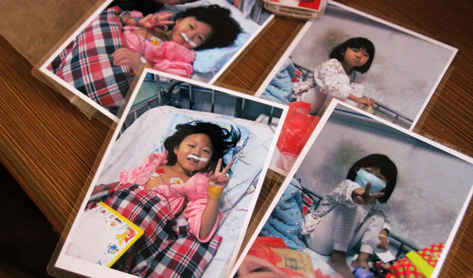 骨穿刺之前的輸血治療，小彬嫻的叔叔給她拍下的定格的微笑。“為了小彬嫻，家里最值錢的三馬車賣掉了，她叔叔把自己心愛的小車也賣掉了。”桑先生看到女兒就覺得一切都值！