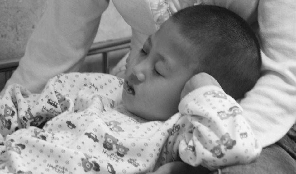 從生病那一天起，媽媽很少下床，她要時(shí)刻陪著小彬嫻，她知道女兒離不開自己。在病床上媽媽就是小彬嫻最安全的避風(fēng)港，就連睡覺也要躺在媽媽的懷里，這樣才安心。