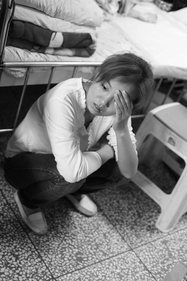 女兒熟睡之后，媽媽總會一個(gè)人想很多，女兒的病情、巨額的醫(yī)療費(fèi)用時(shí)刻充斥著她的大腦，年輕的媽媽在這種情境下變得憔悴了很多，她不知道小彬嫻什么時(shí)候會好起來，帶著她穿梭在小公園里看著她稚嫩的笑。