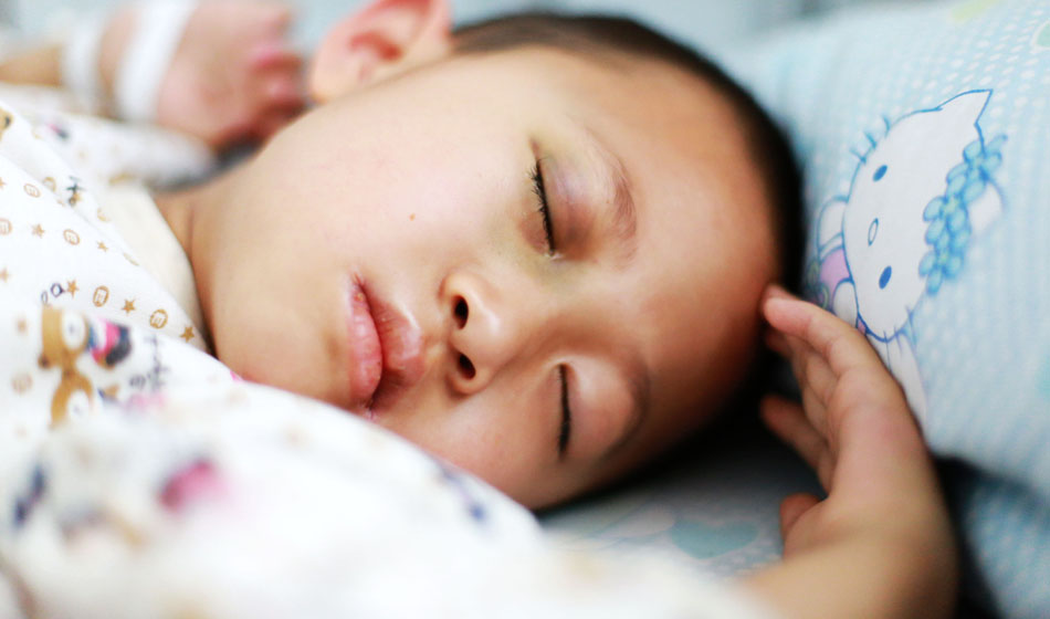 小彬嫻眼部、嘴部、脖子等出血點(diǎn)致使她無法吃硬東西，不小心劃破一下對她就是最大的損失，每個(gè)人都在保護(hù)著她，包括幼小的她自己。