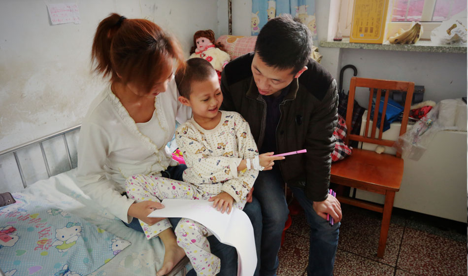 最近一段時(shí)間，小彬嫻似乎意識到了什么，只要醫(yī)生向她走來，哪怕是哭著她也會主動伸出胳膊，接受每天一次的皮下組織注射，“我不能流血，治好我才能回家。”她都學(xué)會了自我安慰。這個(gè)午后，她拿起愛心人士送給她的畫筆和畫紙開心地玩了起來，爸爸媽媽也終于露出了久違的笑臉，他們必須強(qiáng)忍著壓力給女兒更多的快樂。