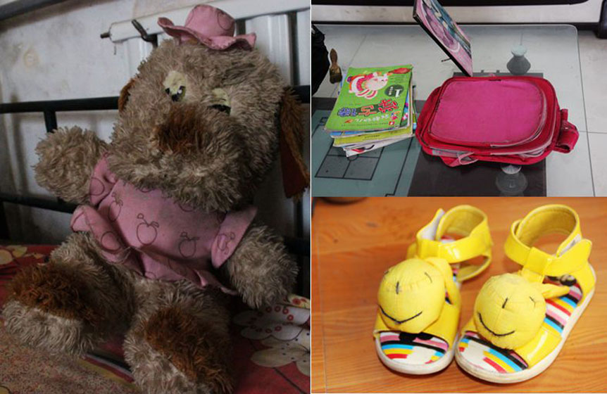 被小彬嫻當(dāng)成寶貝的毛絨玩具，臟兮兮地靠在床沿，顯得是那樣的孤單；還未裝包的書本、還未來及穿著蹦跳的可愛涼鞋都被放在了家里，它們也在等待小主人回家。