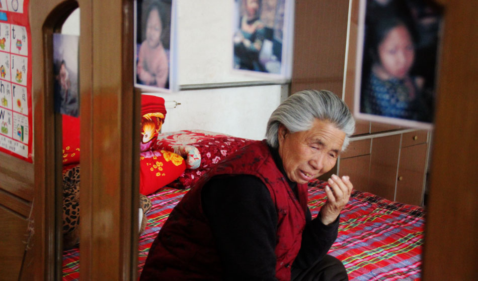 小彬嫻80歲的老奶奶每天在家祈禱小彬嫻早日回來?！袄夏棠套钣H”這是小彬嫻對“誰最親”這個(gè)問題最多的回答，小彬嫻和老奶奶就像是一對好朋友，兩個(gè)人在一起總是歡聲笑語。而現(xiàn)在，老奶奶每天看著鏡子前的小彬嫻的照片就會淚流滿面。