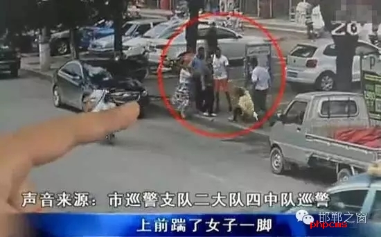 8月5日，市巡警支隊(duì)二大隊(duì)四中隊(duì)巡警在水廠路上巡邏時(shí)，突然一名神色慌張的男子攔下了警車(chē)，男子向巡警說(shuō)他的愛(ài)人被打了。巡警立即查看情況，發(fā)現(xiàn)一名約30歲的女子手捂腹部倒在便道上，巡警立即撥打了110和120。經(jīng)了解得知，受傷女子于某某已懷有兩個(gè)月身孕，于某某的丈夫與男子有經(jīng)濟(jì)糾紛，當(dāng)天男子找于某某的丈夫要錢(qián)，結(jié)果起了爭(zhēng)執(zhí)。巡警從醫(yī)院了解到于某某不幸流產(chǎn)。