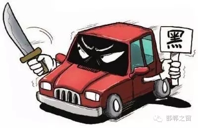 8月3日上午，公交分局接群眾報警稱，在汽車西站搭乘一輛白色奧拓(黑出租車)時，被該車司機持刀搶劫2600元。公交分局迅速組織警力現(xiàn)場勘查、走訪調(diào)查、調(diào)取天網(wǎng)監(jiān)控視頻、尋找嫌疑人蹤跡，經(jīng)大量工作，于次日凌晨6時許，辦案民警在復(fù)興區(qū)大乘寺附近發(fā)現(xiàn)嫌疑人的活動蹤跡。經(jīng)縝密布控，辦案民警在火車站一舉將犯罪嫌疑人張某某抓獲，犯罪嫌疑人張某某對持刀搶劫乘客的犯罪事實供認不諱。