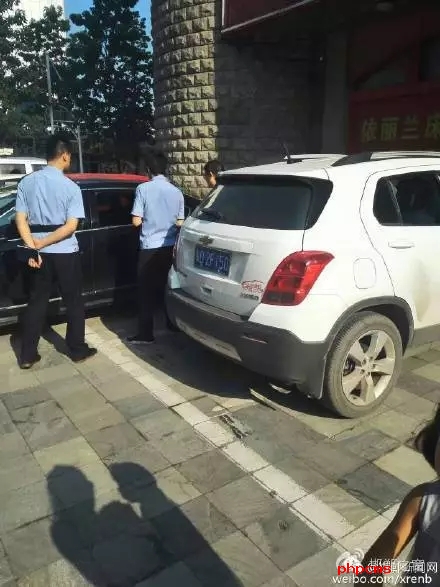 網(wǎng)友爆料：8月10日晚，邯鄲人民路西段，天晁小區(qū)附近，家具大世界門前，十幾輛小車玻璃被砸，車內(nèi)有價值財物被洗劫一空，目前警方已介入調(diào)查。