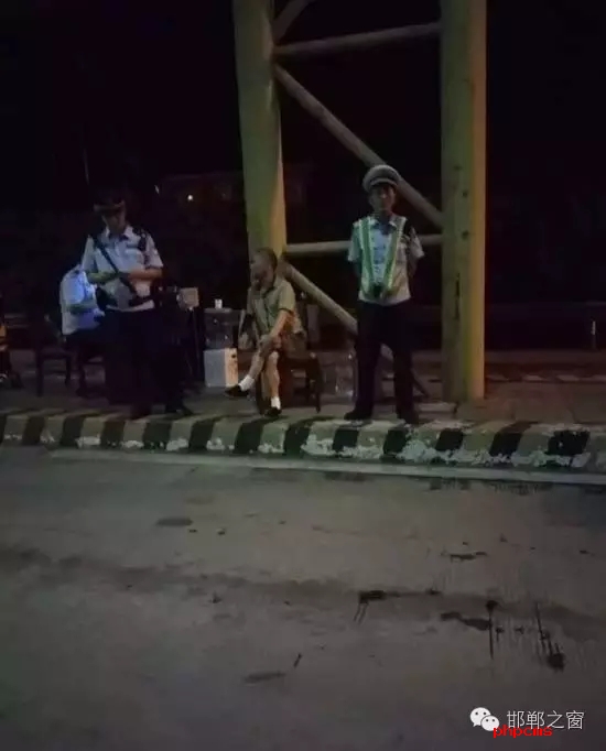 8月9日晚，磁縣交警大隊林坦中隊民警在執(zhí)行勤務(wù)中，對一輛小型普通客車進行例行檢查，該車司乘人員三人，其中兩名乘坐人員神情恍惚，非常可疑，民警認真核對每名人員信息，經(jīng)網(wǎng)上對比查詢，系統(tǒng)提示陳某某具有吸毒史。執(zhí)勤民警立即對該車進行全面徹查，并對該車三名司乘人員做了尿檢，檢驗結(jié)果兩名乘坐人員為陽性。最終，經(jīng)過細致盤問，周某某、陳某某對其吸毒事情供認不諱。