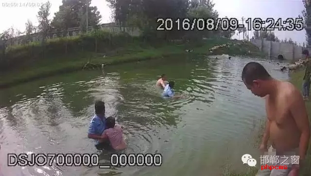 8月9日，邯鄲邱縣新馬頭鎮(zhèn)恒莊村南、駕校南側(cè)河道內(nèi)有一男一女兩人落水，民警接警后迅速趕到現(xiàn)場將二人拖上岸。經(jīng)了解得知，二人系夫妻，當日二人開車從家里出來到縣城辦事，路上因瑣事發(fā)生爭吵，車子開到駕校南側(cè)河邊時，男子氣憤的停下車，跳入河中聲稱要自殺，其妻見狀也跳進了河里，要一起去死。