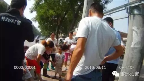 8月11日上午，邯鄲武安市公安局巡特警大隊民警巡邏至富強路北頭格力空調對面時，發(fā)現(xiàn)一名三歲小男孩獨自一人在路邊哇哇大哭。巡邏民警迅速下車詢問，從他斷斷續(xù)續(xù)的講述中，得知孩子未經(jīng)大人同意，自己跑出來玩，找不到家了，民警經(jīng)多方努力，終于安全把孩子送回家。