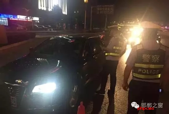 為保證奧運期間有一個良好的道路交通環(huán)境，針對疲勞駕駛、酒后駕駛等違法行為，邯鄲交警六大隊組織開展集中整治酒駕、醉駕專項行動。8月10日，交警六大隊出動警力130余名，出動警車15輛，設置執(zhí)勤卡點17處，從20時起至23時，在大隊轄區(qū)內查獲了18個“酒鬼”以及涉牌涉證違法行為21起。當晚，在中華大街水廠路口，有一輛車為了逃避檢查，還試圖倒車逃跑。