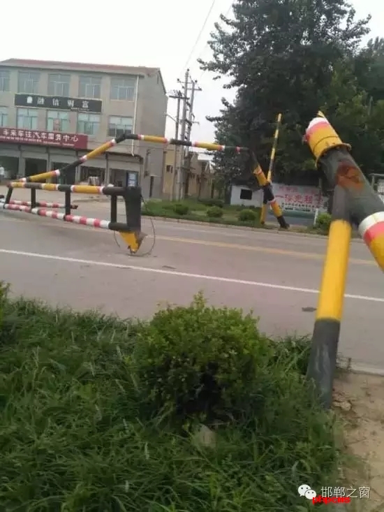 網(wǎng)友爆料：8月13日早上，邯鄲市臨漳東前坊表村附近的限高桿被撞倒。