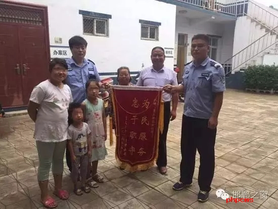 8月份，雞澤縣局店上派出所在開展入戶訪查工作中了解到，2011年，浮東三村村民孟某與外地女子唐某（云南省昭通市人）結(jié)婚，戶口沒有遷移，因是二婚，妻子唐某帶有的三個孩子也跟隨孟某生活，三個孩子均沒有戶口。不幸的是，其妻子唐某在2015年年底因車禍死亡，三個孩子無法取得醫(yī)學(xué)證明，就一直未能申報戶口。民警在獲悉此情況后，主動上門對這3個無戶口孩子進行入戶調(diào)查，經(jīng)過一周的緊張工作，雞澤縣局店上派出所會同縣局戶政股為這3個孩子解決了戶口問題，最終將3個孩子的戶口頁交到孟某手中。