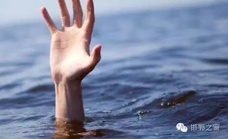 8月11日下午4點左右，邯鄲臨漳縣油房村村主任程艮生像往常一樣在自己負(fù)責(zé)的區(qū)域巡查，在快要接近漳河時，程艮生發(fā)現(xiàn)不遠(yuǎn)處有兩個人在水里撲騰。程艮生用盡全力將兩人救上岸?！皟蓚€孩子才十八九歲，正值大好年華?！被貞浧甬?dāng)時情形，程艮生依然心有余悸。