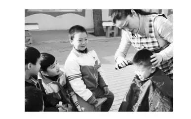 “苗老師理發(fā)又快又好看！”昨日是二月二“龍?zhí)ь^”的好日子，邯鄲市叢臺(tái)區(qū)滏東小學(xué)教師苗艷敏義務(wù)給十多名留守兒童理發(fā)，受到了眾人好評(píng)。為擁有這門手藝，苗艷敏利用節(jié)假日暗中“修煉”了3年。 早在2014年2月，苗艷敏就從網(wǎng)上購(gòu)買了電動(dòng)理發(fā)器，每逢節(jié)假日便去理發(fā)店觀摩學(xué)習(xí)。經(jīng)過(guò)一個(gè)多月的鉆研，她把愛(ài)人當(dāng)成了第一個(gè)“試驗(yàn)品”，結(jié)果以失敗告終。 為真正學(xué)好理發(fā)手藝，苗艷敏除了光顧各理發(fā)店取經(jīng)外，還經(jīng)常上網(wǎng)學(xué)習(xí)。功夫不負(fù)有心人，經(jīng)過(guò)3年多的修煉，她的手藝越來(lái)越嫻熟，漸漸得到了大家的認(rèn)可。 今年二月二，她特意從家里帶來(lái)理發(fā)工具，為廣大師生一展才藝。