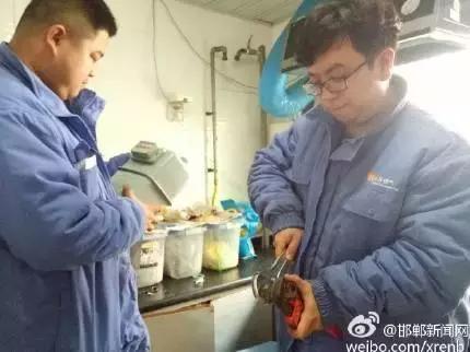 2月28日，邯鄲華潤(rùn)燃?xì)夤竟ぷ魅藛T對(duì)我市叢臺(tái)花園，滏新家園等燃?xì)庥脩暨M(jìn)行安檢，截止目前，該公司已入戶安檢21938戶，發(fā)現(xiàn)隱患并整改1564戶。根據(jù)相關(guān)規(guī)定，燃?xì)饨?jīng)營(yíng)企業(yè)每?jī)赡晷鑼?duì)所管轄范圍內(nèi)的燃?xì)庥脩暨M(jìn)行一次入戶安全檢查工作，其目的是查找安全隱患，確保用戶安全用氣。