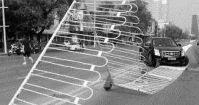 2月13日晚，在河北省邯鄲市渚河路與光明大街交叉口發(fā)生的一起交通逃逸事故。剛輸完液的受害人從羅城頭村口由南向北行駛，正準(zhǔn)備左轉(zhuǎn)時(shí)，卻被迎面而來(lái)的逆行車輛撞飛在地，該司機(jī)并沒(méi)有停車，而是加速向南行駛，瞬間就消失的無(wú)影無(wú)蹤了。 隨后，邯山大隊(duì)事故科的民警趕到現(xiàn)場(chǎng)。查出這輛肇事車輛就在這起事故發(fā)生的三分鐘前，就在位于中華大街渚河路東南角的金業(yè)小區(qū)的停車場(chǎng)，撞斷停車場(chǎng)的欄桿后加速逃離了現(xiàn)場(chǎng)。 而前面的這起事故，應(yīng)該就是該車在逃逸的過(guò)程中行駛到羅城頭附近，撞人后再次逃逸。通過(guò)天網(wǎng)監(jiān)控顯示，這輛轎車拐進(jìn)一小區(qū)后，就一直沒(méi)有出現(xiàn)過(guò)。2月14日凌晨2點(diǎn)05分警車到達(dá)該小區(qū)，經(jīng)過(guò)近半個(gè)小時(shí)的搜索，民警在小區(qū)的一個(gè)角落里找到了這輛肇事車輛。這起發(fā)生在2月13號(hào)的交通肇事逃逸案宣告告破。