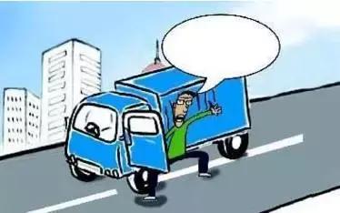 2月27日凌晨，邯鄲市一名男子套用其表哥A2駕駛證信息駕駛大貨車進(jìn)入市區(qū)，沒(méi)成想因?yàn)樽旖堑囊活w痣被交警看出破綻，不僅被公安機(jī)關(guān)依法行政拘留了15天，而且被罰款1500元。在事實(shí)面前，駕駛?cè)瞬坏貌怀姓J(rèn)自己無(wú)證，試圖用表哥的駕駛證蒙混過(guò)關(guān)。